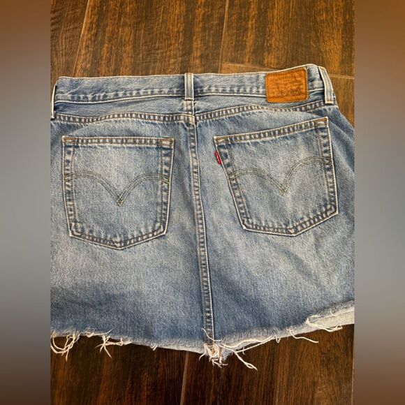 🛍️ Levi’s Button Fly Denim Mini Skirt sz 31 - Picture 2 of 10
